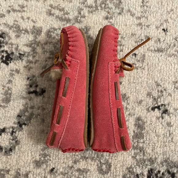 Minnetonka Kids Cassie Slipper in Hot Pink, Sz 8 - Picture 7 of 10